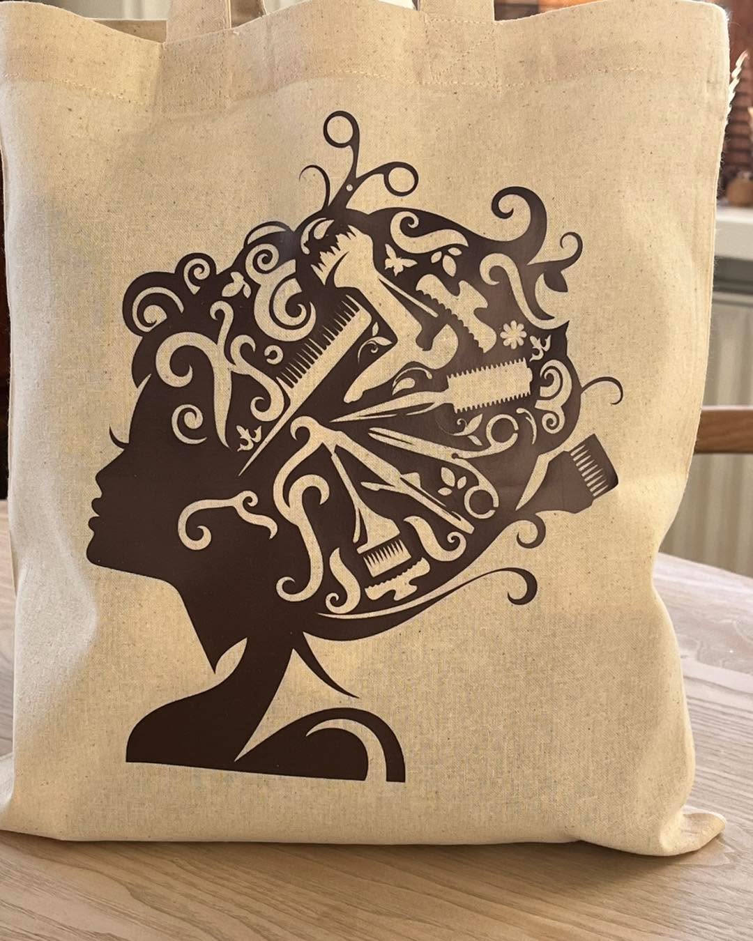 En lille pose/net med folietryk til at opbevare kamme, saks, børster, hårtrimmer mm.  Kontakt mig hvis jeg skal lave en pose til dig med fx. et tryk og personlig tekst. Priser fra 60,-