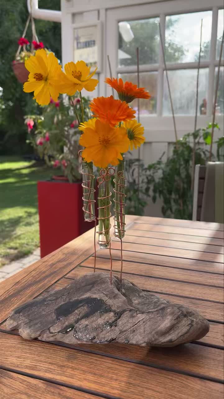 Tre små blomstervaser. Glasrør fra genbrug, kobbertråd en rest fra elektrikeren og drivtømmer fra Adriaterhavskysten i Italien. 
#krea #kreativitet #drivtømmerkunst #diy #diycrafts